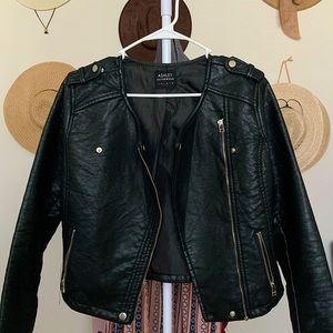 BLACK LEATHER JACKET SZ. MEDIUM
